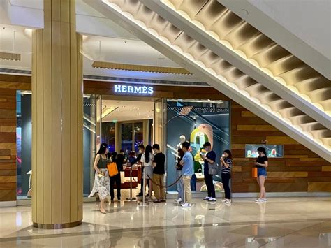 奢侈品店排队进店