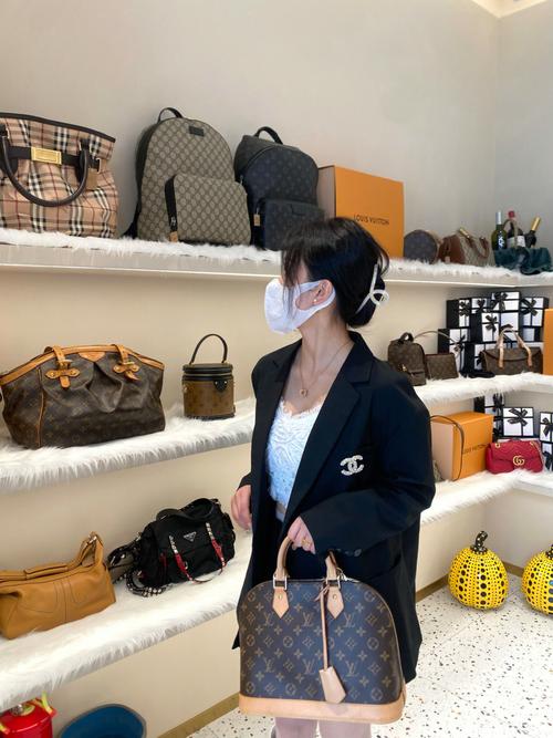 女生国际奢侈品代购衣服