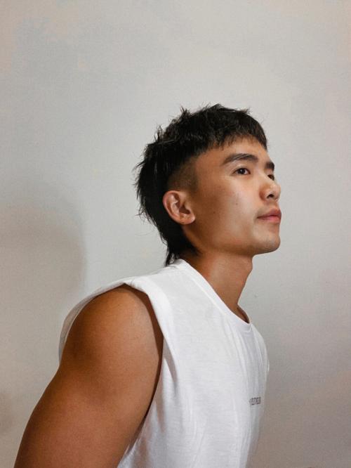 狼尾鲻鱼头年轻男生的时尚选择，帅气与回头率的完美结合